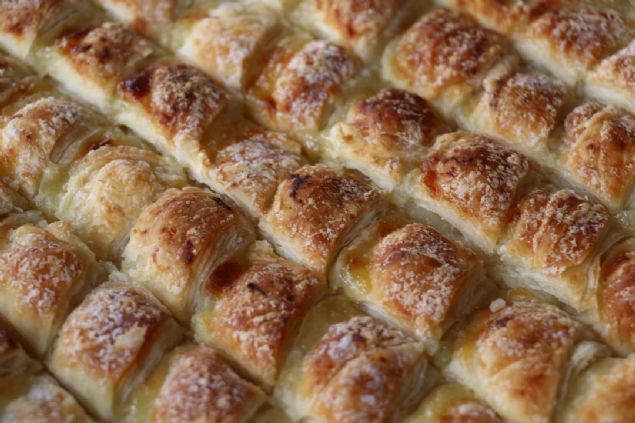 SAMSUN'un Ondokuzmays ilesinde tarm yaplan orkide bitkisinin toprak altndaki yumrularnnkurutularak toz haline getirilmesiyle elde edilen dondurmann hammaddesi salepten, baklava yapmna baland.  <br><br>  Farkl bir aroma katt ve eker orannda da hafiflik verdii saleplibaklava, ilgi grd.  