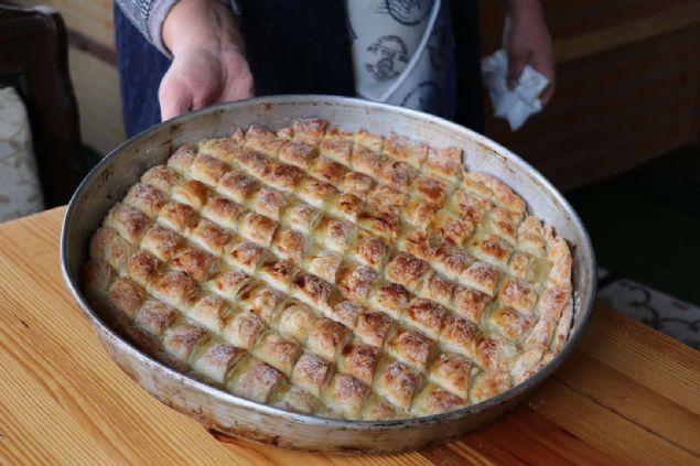Salep bulunan krema ortasna konularak erbetsiz halde hazrlanan ve tepsisi 120 TL'den sata sunulan salepli baklava, beenildi.   <br><br>  Salebin baklavaya farkl bir aroma katt ve eker orannda da hafiflik verdii belirtildi.  