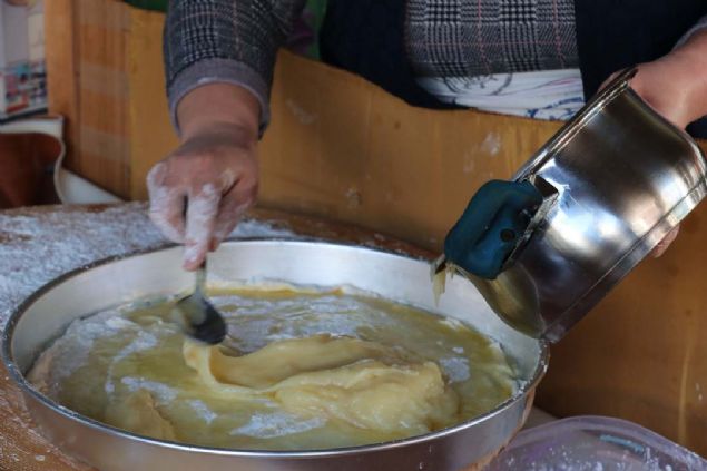 'Salep, eker ve limon kabuu kullanarak stle bir krema hazrlyoruz. Ardndan baklavalk yufkalarmz ayoruz. 
