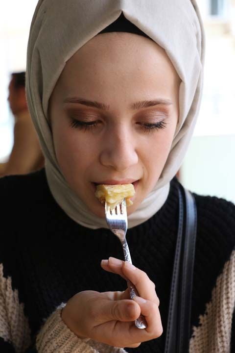 Denemeler sonunda salepli baklavay yaptk. ok gzel bir sonu aldk. Her yiyen beeniyor. Tepsisini 120 TL'den sata sunduk.   <br><br>  Gayet gzel bir ilgi var. Baklava hem aroma olarakok farkl ve eker oran olarak da ok hafif oldu' diye konutu.  <br><br>  (DHA) 