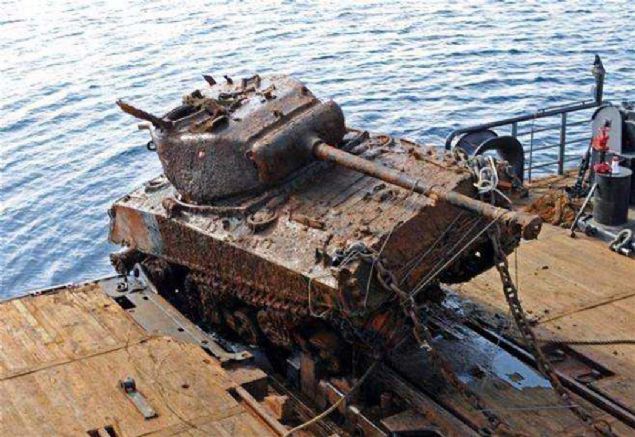 u an askeri uzman ekibi, Barents Denizi'nden birka adet zrhl arac daha karmak iin almalar srdryor.  