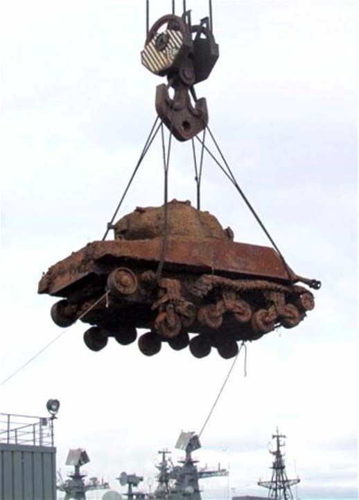 1945 ylndan bu yana Barents Denizi'nin dibinde bulunan ABD yapm Sherman tank karaya karld.  