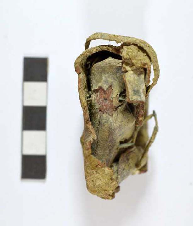 Antalya'da Myra Antik Kenti'ndeki Andriake'de, iinde kurundan zarf saklanan ve drt yerinden delinerek, bronz telle skca dikilen kurun kap bulundu. Kap, x nlarn geirmiyor.  