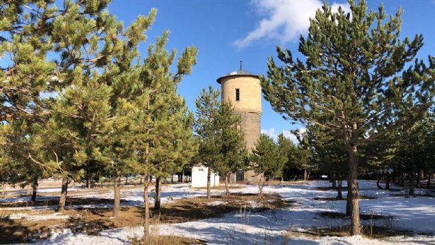 �stasyon, k���n yo�un kar ya���� tipi oldu�u g�nlerde a�a�lar sayesinde korunurken, yaz aylar�nda ise y�re insan� i�in�piknik alan�na d�n���yor.   