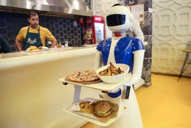 Restoranda, 'Rozzy' ve 'Robo' ad verilen  robot garson hizmet veriyor. Mterilerle diyaloa da giren robotlar, 'Ben Rozz, bu sizin tabanz. Dnmem iin koluma dokunabilir misiniz?' diye konuuyor.   