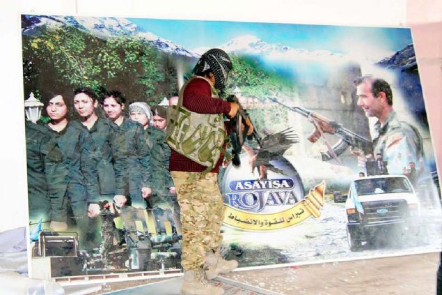 TERRSTLERN POSTERLER PARALANDI  <br><br>  TSK ile birlikte Resulayn'da kontrol ele geiren Suriye Milli Ordusu askerleri kontrol altna ald szde akademide bulunan terristlere ait fotoraf ve panolar silahlar ile paralad.    