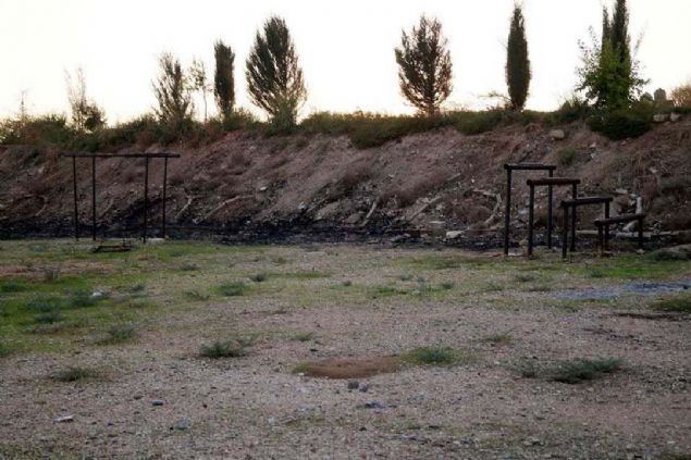 Aileleri ge zorlayp, ocuklarn zorla silah altna alan terristler, zaman zaman Trkiye'ye ynelik saldr ve tacizlerde de bulundu.  <br><br>  Trkiye, gneyinde oluturulmak istenen terr koridorunun engellenmesi iin yapt uluslararas almalarn sonu vermemesi zerine 9 Ekim gn Bar Pnar Harekat'n balatt.       