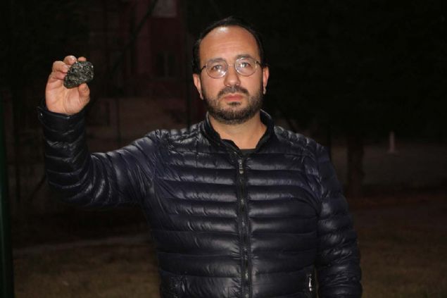 'AIRLII DER TALARDAN FARKLI'  <br><br>  Tan normallerindenfarkl olduunu syleyen Aydn, 'Elinize aldnzda hibir tata olamayan younluu hissediyorsunuz. Ortalama 350 gram geliyor ki bunun emsallerinin byle bir arl yok.  <br><br>  Bunun bu dnyaya ait olmad ak net bellioluyor. Bununla ilgilenen insanlar varsa incelemesini istiyorum. Bugne kadar yaptm aratrmalarda Trkiye'de 19 tane ta bulunmu. Bunlarn gk ta olduu deerlendirilmi. Dierlerinin eitli talar ve madenler olduu ortaya km. Ama ben iddia ediyorum ki 20'nci ta bu' dedi. 