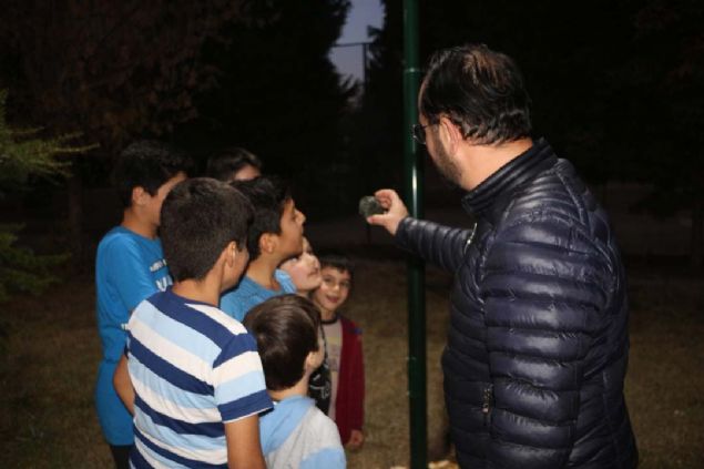 Sonranamaz klp ie gitmek iin hazrlandmda merakm yenemedim. Buraya geldim. Acaba biri bir ey miattdiye etrafa baknrken yerde bu ta grdm' dedi.        