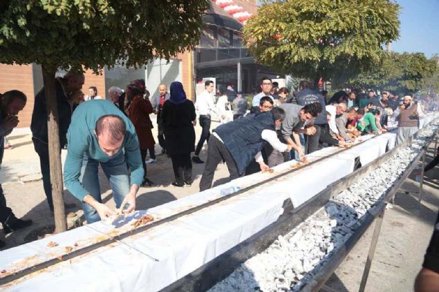 Organizasyonu gerekletiren kebap ustas Salih Oral, gazetecilere, Kahramanmara'a gelerek 46 metrelik Adana kebabn, gerek Adana lezzetini vatandalara tattrmak istediklerini belirtti.      