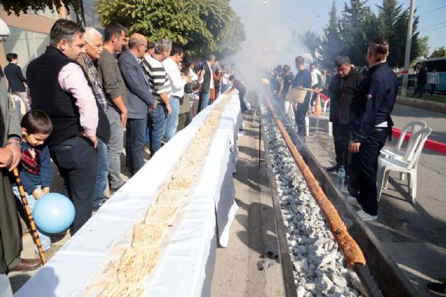 te yandan, ortalama 5 bin adet Adana kebap drmn datld alta vatandalar, i yeri yannda uzun kuyruklar oluturdu.  