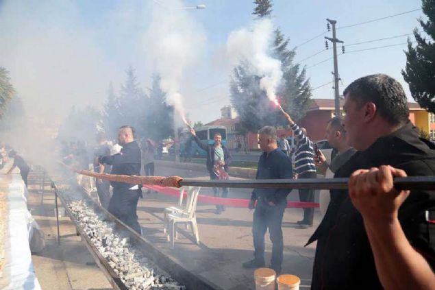 Ustalar, zel hazrlanan mangalda 46 metre uzunluunda kebap piirdi. Yapm 30 kiilik ekiple 1 saati bulan kebap, tek ite piirilmesinin ardndan saniyeler iinde tketildi.     