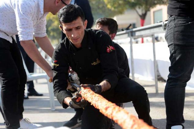 Al yaplan bir restoranda, Adanal kebap ustalar hnerlerini sergiledi.      