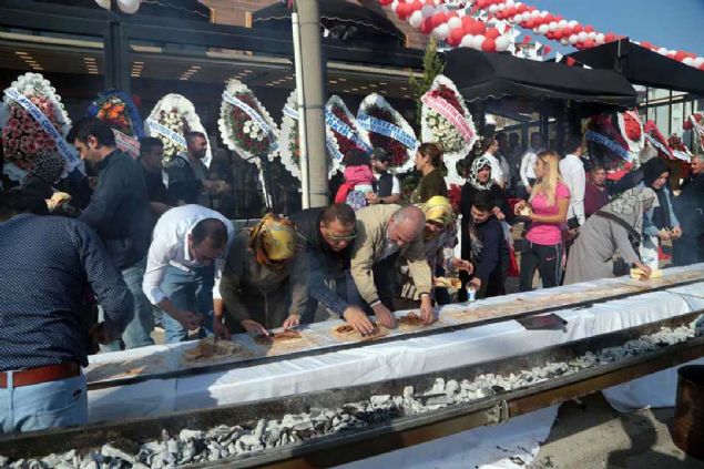 Fransa'daki bir ustann 5 metre 60 santimlik kebapla Guinnes Rekorlar Kitab'na girdiini ifade eden Salih Oral, 'Biz de daha nce Ankara'da 40 metre yapmtk. imdi de kendi rekorumuzu krmak iin Kahramanmara'n plakasna atfta bulunarak 46 metre Adana kebab yaptk. Amacmz ilerleyen srete Guinness Rekorlar Kitab'na girmek.' diye konutu.   