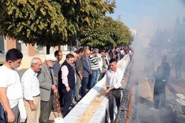 Kahramanmara'n dnyaca nl dondurmas olduunu, dnyann en gzel kebabnn da Adana'da yapldn savunan Oral, 'Biz de Adana'dan gelerek iki lezzeti birletirmek istedik.' dedi.   