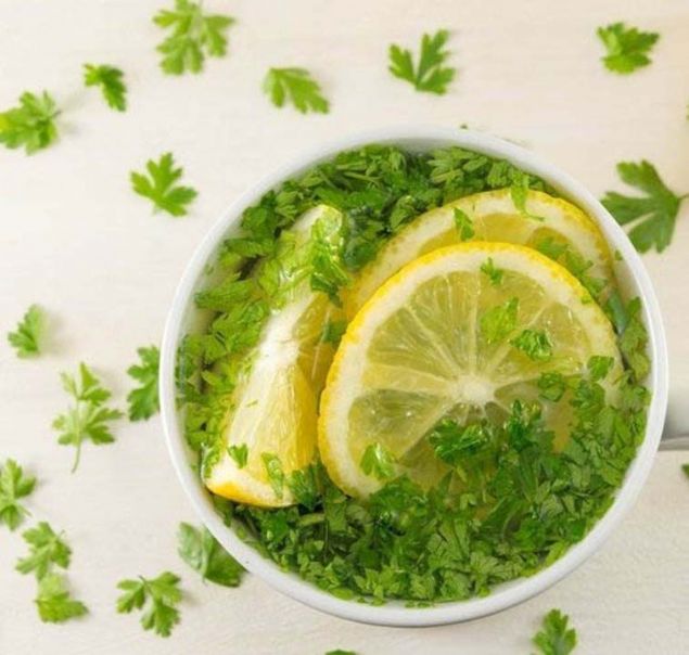 TOKSN ATAN BESNLER  <br><br>  Vcuttan toksin atan en etkili besin maydanoz ve limondur.  <br><br>  Uzmanlar zellikle geceden bir bardak lk suyun iine bir ka tel maydanoz ve limon dilimi koyup ertesi sabah kahvalt yapmadan iilmesini tavsiye eder.        