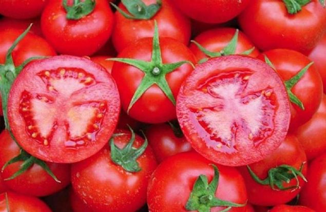 Domates ierdii beta karoten, likopen, folik asit A vitamini sayesinde gl bir antioksidan etkiye sahiptir.   <br><br>  Hormonsuz retilen domateslerden en fazla gn iinde 5 tane tketerek vcuttaki tm toksinleri atmanza yardmc olur.          