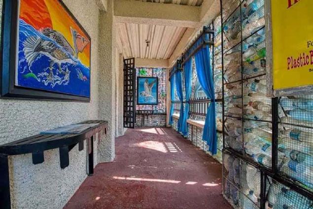 Bu yap�larda plastik �i�e kullanmas�n�n amac� sadece ucuz bir malzeme olmas� de�il, ayn� zamanda �evre kirlili�inin azalmas�na da katk� sa�l�yor olu�u.            