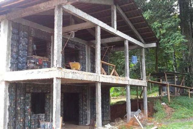 Peki nas�l kullanabiliriz at�k plastik �i�eleri?   <br><br>  Robert �u �ekilde s�ralam��:   <br><br>  Ev yal�t�m� yapmak  <br>  Do�al felaketler sonras�nda h�zl� ge�ici bar�naklar in�a etmek   <br>  �iftlik hayvanlar� i�in bar�naklar in�a etmek  <br>  Y�zme havuzlar� in�a etmek    