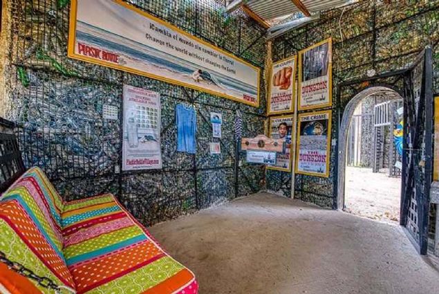 Plastik �i�eleri iyi bir ama� u�runa kullanan tek yer buras� de�il elbette. UNHCR'ye (Birle�mi� Milletler M�lteciler Y�ksek Komiserli�i) g�re G�ney Cezayir'in ��l b�lgesinde ya�ayan gen� bir m�lteci, at�k plastik �i�elerden, b�lgenin sert iklim ko�ullar�na dayan�kl� bar�naklar in�a ediyor. 