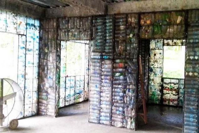 Yap�m a�amas�ndan �ok s�ra d��� bir g�r�nt� ortaya ��ksa da bittikten sonra at�k �i�elerle yap�lan evlerin s�radan bir evden hi�bir fark� yok.   <br><br>  Ancak bu giri�im sadece evler yapmakla ilgilenmiyor, buradaki as�l ama� d�nyam�z�n i�inde bulundu�u trajik durumun fark�na var�lmas� ve plastik at�k miktar�n�n azalt�lmas�n�n ne kadar b�y�k �nem ta��d���.   <br><br>  Giri�imin internet sitesinde d�nya genelindeki plastik at�k sorununun tarihsel s�reci de analiz edilmi�.  <br><br>  Sonu� olarak bug�n kar�� kar��ya kald���m�z plastik at�k sorununun tarih boyunca insan o�lunun ya�ad��� en b�y�k sorunlardan biri oldu�u g�r�lm��.      