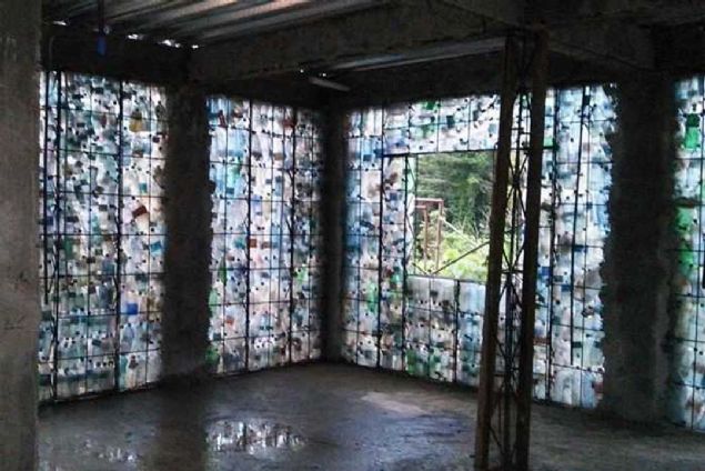 1978: Coca Cola ve Pepsi d�nyay� 2 litrelik PET �i�elerle tan��t�rd�. O zamanlar herkes bunun son derece fantastik ve harika bir bulu� oldu�unu d���nd�.  <br><br>  Bu �i�eler d���nce k�r�lm�yordu, defalarca a��l�p kapat�labiliyordu ve piknik, kamp, vb. yerler i�in son derece uygundu.   <br><br>  Ancak cam �i�elerin geri d�n���m�ne b�y�k �zen g�steren, bu �i�eleri depozitolu olarak veren firmalar plastik �i�eler i�in ayn� �zeni g�stermiyordu. Tabiri caiz ise geri d�n���m konusunda insanl�k ve d�nya i�in sorumluluklar�n� yerine getirmiyorlard�.  <br><br>  Art�k �i�elerin geri toplanmas� ve fabrikalara g�t�r�lmesi onlar i�in �nemli de�ildi, tek y�nl� bir sat�� ba�lam��t�.  