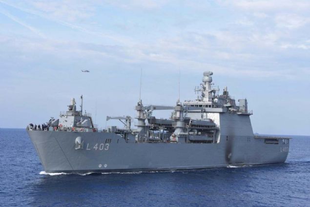 Tatbikat�n sonraki b�l�m�nde ise a��k denizde, sava� gemileri aras�nda malzeme aktar�m�n�n sa�lanmas� amac�yla posta e�itimi yap�ld�.  