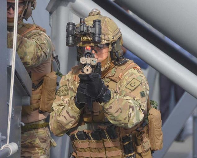 Birbirine seyir halinde 30 metre yakla�an TCG Barbaros ile TCG Sancaktar gemileri aras�nda e�ya transferi yap�ld�. 