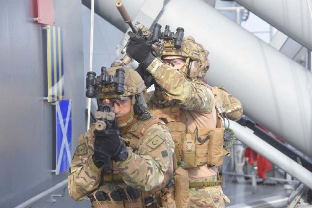 Saatler 04.00'� g�sterdi�inde, Aksaz K�rfezi'ne a��lan f�rkateynler senaryo gere�i asimetrik tehdit alt�nda k�rfezden ��k�� yapt�.  