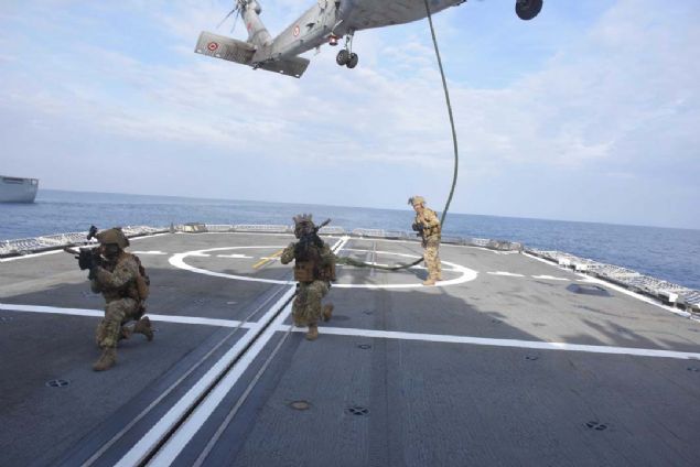 Senaryo gere�i d��man unsuru olan gemiye helikopterden halatla inen komandolar�n operasyonu, nefes kesti. 