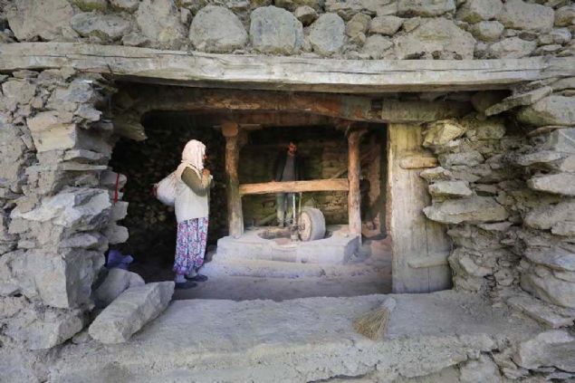 Daha sonra su kaynann yanndaki deirmene getirilen eltik, 150 yldr suyun gcyle dnen tala iki aamada tlyor.   