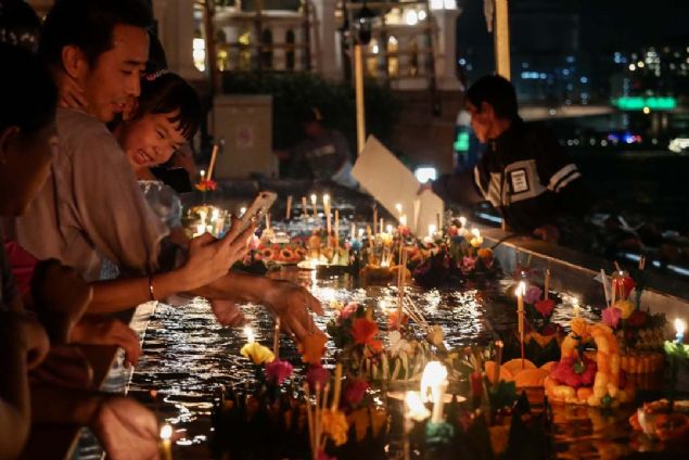 Tayland'n geleneksel ay takviminin 12. aynn dolunay gecesinde kutlanan festival kapsamnda Lumphini Park'ta toplanan ok sayda kii uursuzluklar kendilerinden uzaklatrmak iin ilerinde iek ve mum olan 'krathong' ad verilen kk sepetleri nehirlere, bambu ya da kattan yaplm, iinde mum yanan fenerleri ise gkyzne brakt. 