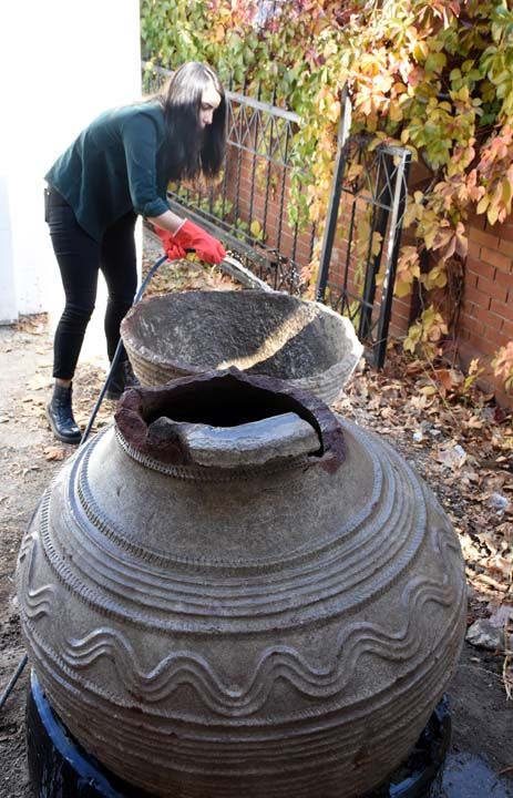 'K�p, Bizans d�nemine ait erzak kab� olarak kullan�lm��. G�n�m�zdeki ifadeyle ambar olarak kullan�lan bir k�p. K�p� m�d�rl���m�zde sergileyece�iz.' dedi.  