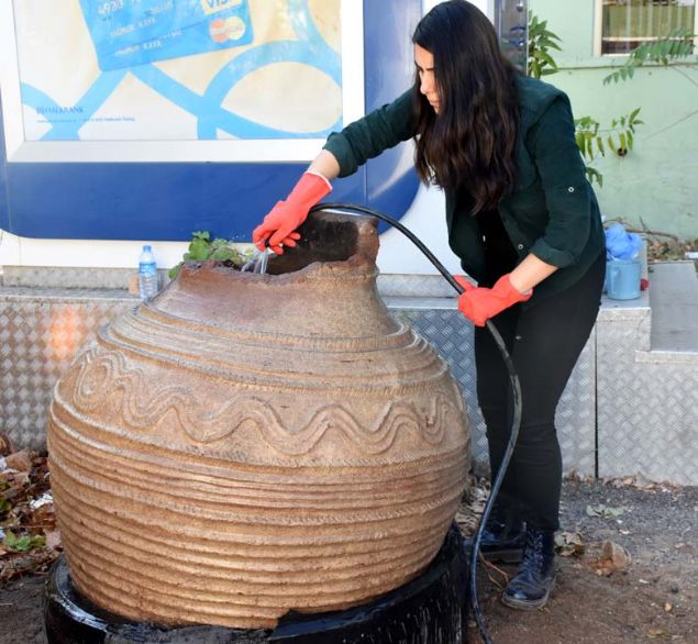 �l K�lt�r ve Turizm M�d�r� Ayd�n Demir�z, AA muhabirine, Anadolu Medeniyetleri M�zesi arkeologlar�n�n ��kar�lan k�p� restore edece�ini belirterek,   