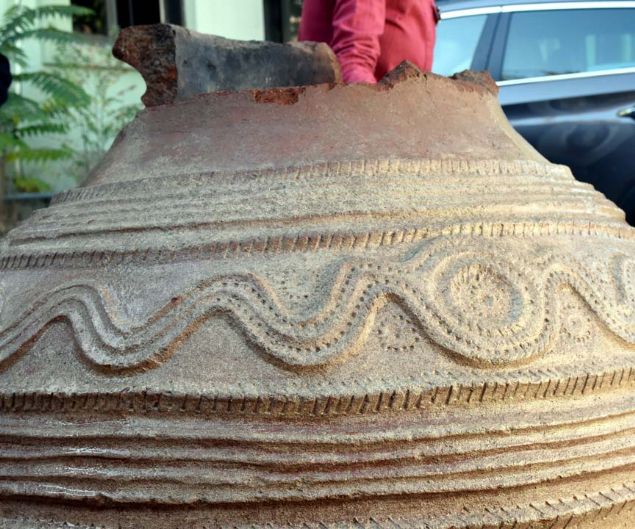 Al�nan bilgiye g�re, il�eye ba�l� Ko�ubaba k�y�nde ya�ayan bir �ift�i, tarlas�n� s�rerken trakt�r�n pullu�u bir k�pe tak�l�nca jandarmaya haber verdi.  