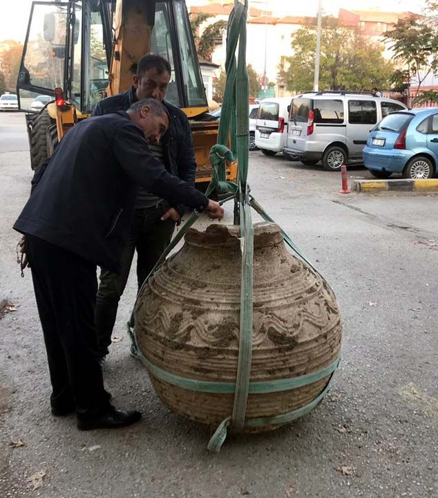 Jandarma nezaretinde arkeologlar taraf�ndan ��kar�lan ve alt� k�r�k olan k�p, K�r�kkale K�lt�r ve Turizm M�d�rl���ne getirildi.   