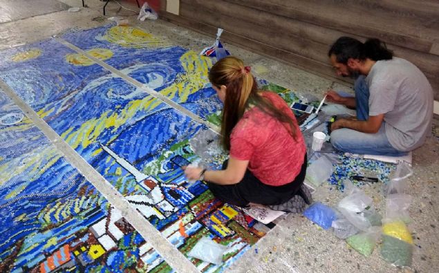Ressam Melikah Yldrm ile ArzuKoraltan 2 ay nce gnll olarak Mezitli Belediyesi iin Van Gogh'un 'Yldzl Gece' tablosunu mozaik sanatna yanstmaya karar verdi. 