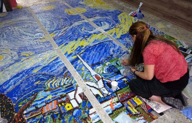 MERSN'de, ressam Melikah Yldrm ile ArzuKoraltan, Hollandal Ressam Vincent Van Gogh'un 'Yldzl Gece' adl eserini mozaik tabloya dntryor.  