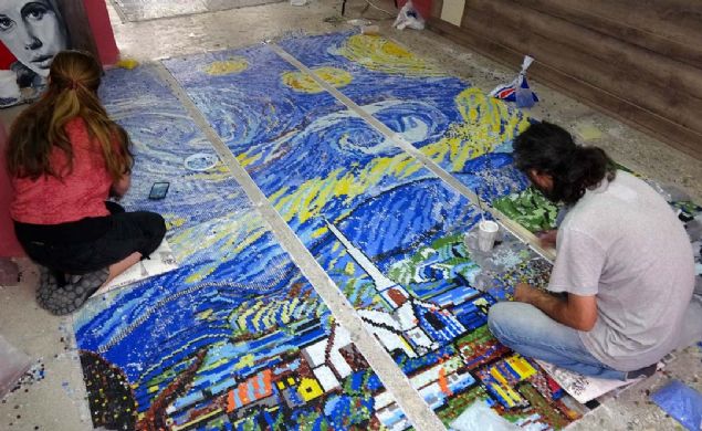 Tamam yaklak 450 bin, 8 milimetrelik cam mozaikten oluan Van Gogh'un 'Yldzl Gece'si belediyenin belirledii alanda sergilenecek. 