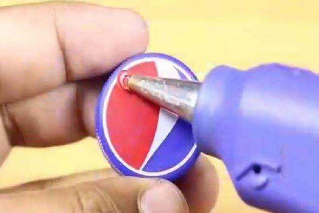 Ardndan bir pet ieden bulabileceiniz kapan zerine tutkal sryoruz.      