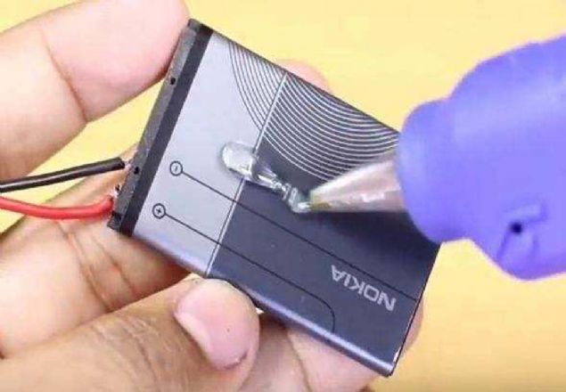 Bataryann zerine tutkal yaptryoruz ve drt tane daha eski Nokia telefonlarn bataryasndan buluyoruz.   