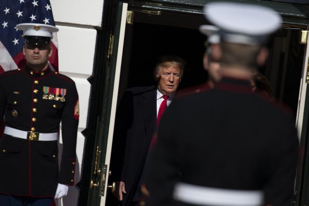 Cumhurbakan Erdoan bugnk temaslar kapsamnda ABD Bakan Donald Trump ile grmek zere Beyaz Saray'a geldi. Cumhurbakan Erdoan ve ei Emine Erdoan, Beyaz Sarayda ABD Bakan Donald Trump ve ei Melaine Trump tarafndan karland.  