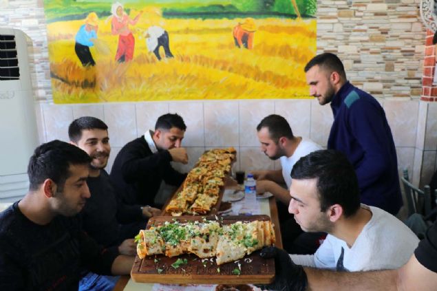 'Piton dner'in ierisine Adana'ya zg soan, domates, baharat, ya ve yeillikten oluan tablac salatas konulduunu belirten Ta,   <br><br>  '1 metrelik 'piton dner' 25, 1 buuk metrelik 'piton dner' ise 45 lira. 1 metrelik dnere 300 gram, 1 buuk metrelik dnere ise 400 gram tavuk katyoruz. Marka tescilini de aldm. stanbul ve Ankara'dan ube talebi var. nce Adana'da duyuracam sonra Trkiye'ye alacam' ifadelerini kulland.   