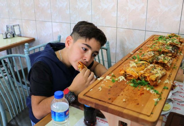 Ta, 'Bunu 1 ay nce kendi aramzda kefettik. Farkllk oluturmak istedik. Talep ok. Farkl bir rn. Tm Adanadan talep var. imiz iyiydi ama u an daha da artt. 1 metre ile baladk ve u an 1 buuk metre' diye konutu.      