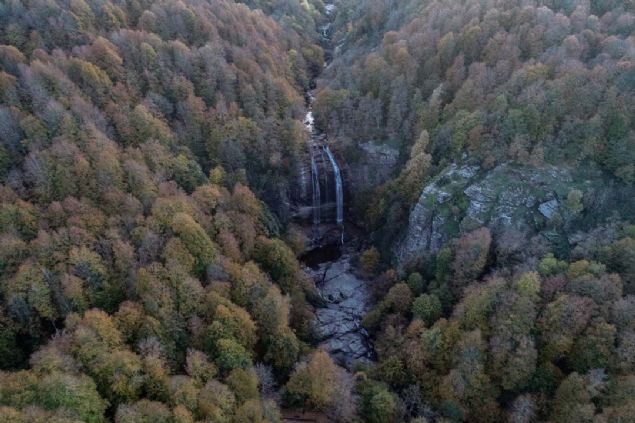 13 kilometre uzunluundaki Karadere zerinde irili ufakl 60'a yakn elale var, en by Suutu elalesi. Blgeye gelenler kamp alannda geceleyebiliyor. Ziyaretilerimizden suya dokunmamalarn istiyoruz nk blgenin ime suyu ihtiyacn karlyor.'        