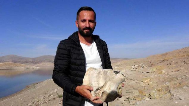 �al��man�n sonland�r�lmas� ard�ndan bal�k tutmaya gelen bir ki�inin ihbar�yla ayn� yerden yeniden �al��ma yapt�klar�n� belirten Da�, 'Bu fosil tek bir adet file ait gibi g�r�n�yor. ��nk� ayak, kol ve di�lerinden birer tane �rnek bulduk' dedi.     