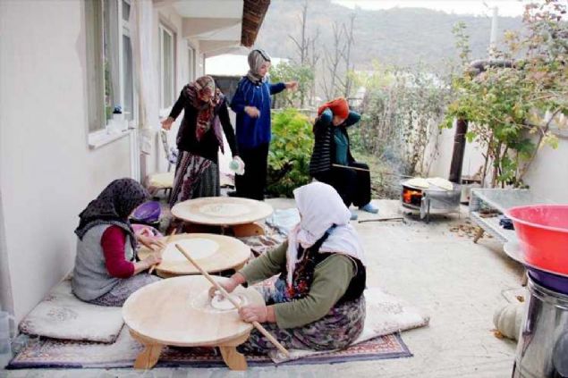 '�OK ��K�R OLDU'   <br><br>  Kad�nlar�n kalk�nmas� ad�na birle�ip g�da �r�nleri �retmeye karar verdiklerini ifade eden �zbek, 'Bizim i�in karl� da bir i�, evlerde de yap�labilen bir i�. Buras� k�y oldu�u i�in herkesin ihtiyac� var. Kimisinin e�i yok, kimisinin borcu var benim gibi. Kiminin ihtiyac� var, taksidi var. Hamur i�i zaten y�llard�r yap�lan bir i� k�ylerde. Herkes olumlu bakt�. Olur mu olmaz m� derken �ok ��k�r oldu' diye konu�tu.  