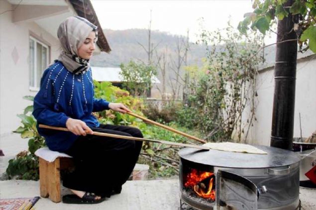 �l�eye ba�l� T�fek�ikonak Mahallesi'nde ya�ayan ve faizsiz gen� giri�imci esnaf kredisi kullanan Seda �zbek, ald��� 7 b�y�kba� hayvanla s�t �r�nleri �retmeye ba�lad�.     