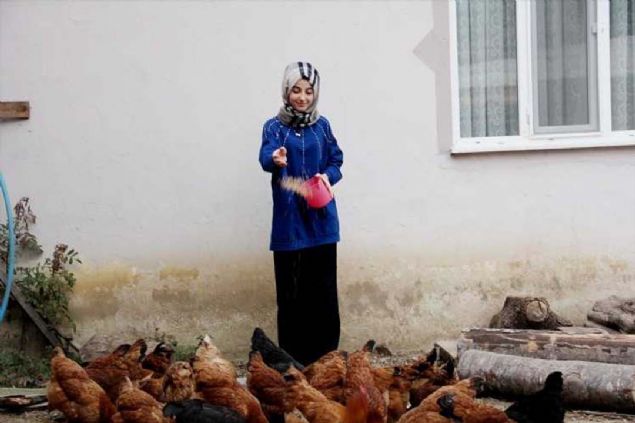 �zbek, k�ydeki di�er kad�nlara da tavsiyelerde bulunarak ticaret at�lmalar�n� sa�lad� ve �retilen do�al �r�nlerin sipari�ine yeti�emez hale geldi.   