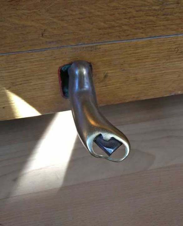 Y�llar boyunca kullan�ld��� i�in a��nan piyano pedal�.       